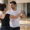 Cum alegi un curs de dans în Cluj: ghid pentru adulții care încep de la zero